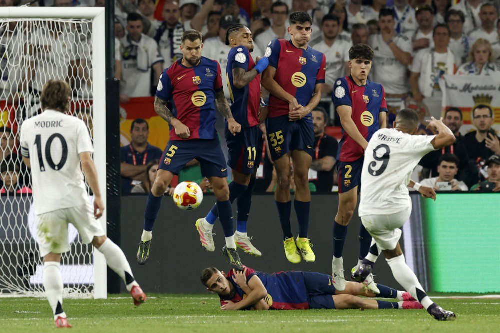 Кілліан Мбаппе б'є зі штрафного 