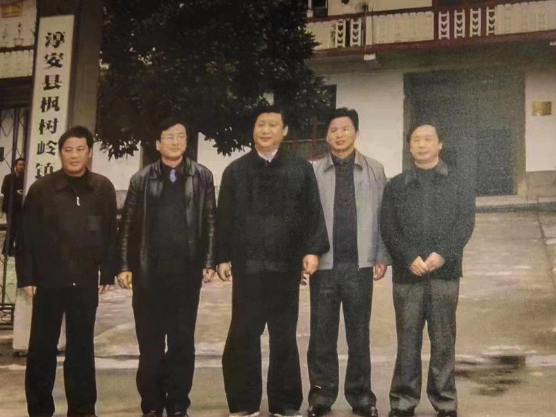 Архівне фото 2005 року. Провінція Чжецзян; зліва направо – Лі Цян (сьогоднішній прем’єр-міністр), Дін Сюесян (перший віцепрем’єр), президент Сі Цзіньпін, Цай Ці (член Політбюро ЦК КПК), Лі Сі (ще один член Політбюро, голова Центральної комісії КПК з перевірки дисципліни). На думку Сі, найкраще мати довкола себе старі надійні і лояльні кадри.