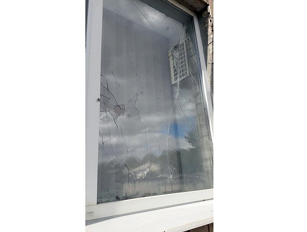 Луганская РГА не успевает менять стекло в окнах