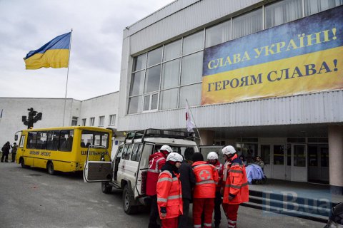 Наслідки авіаудару по хлібозаводу в Макарові та евакуація мешканців (фоторепортаж)