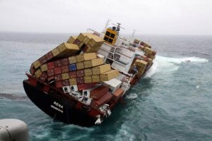 У берегов Новой Зеландии контейнеровоз раскололся на две части  