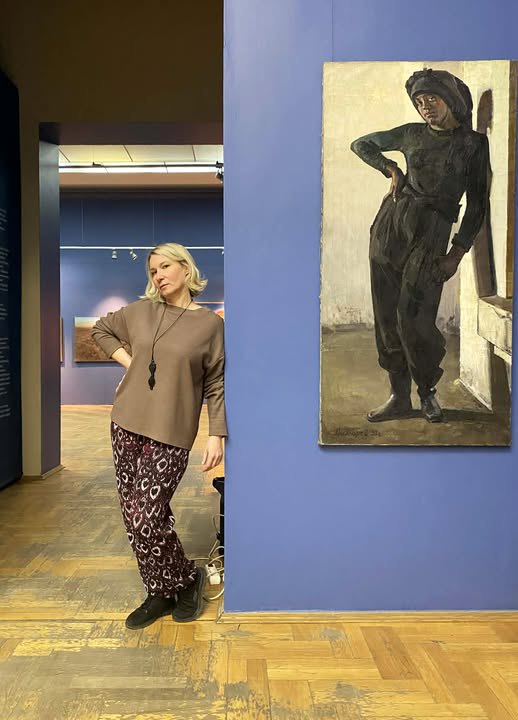 Олена Грозовська поруч з роботою Лимарєва «Дівчина-шахтарка»