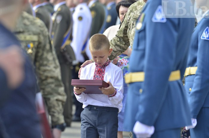Сын Евгения Лоскота несет награда отца врученую президентом Украины посмертно
