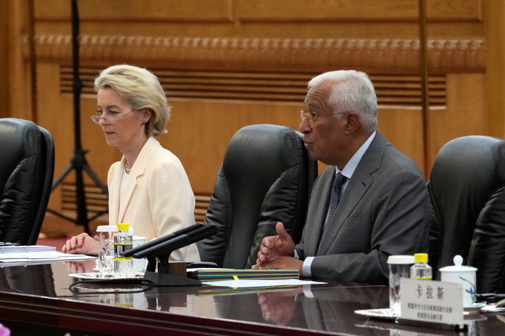 Президентка Єврокомісії Урсула фон дер Ляєн та очільник Євроради Антоніу Кошта на саміті ЄС-Китай 