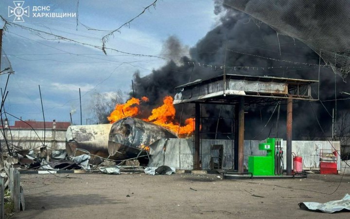 Російський дрон атакував АЗС на Харківщині, загорілися резервуари з паливом