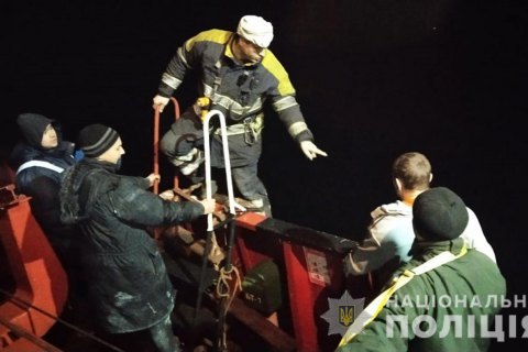 В Запорожье произошел пожар на грузовом судне, пострадал механик