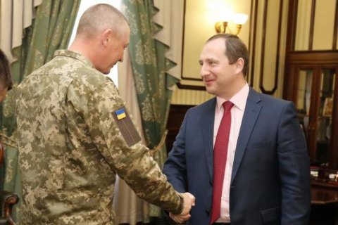 Глава Харьковской ОГА  встретился с бойцом АТО, перенесшим сложнейшую операцию на глазах