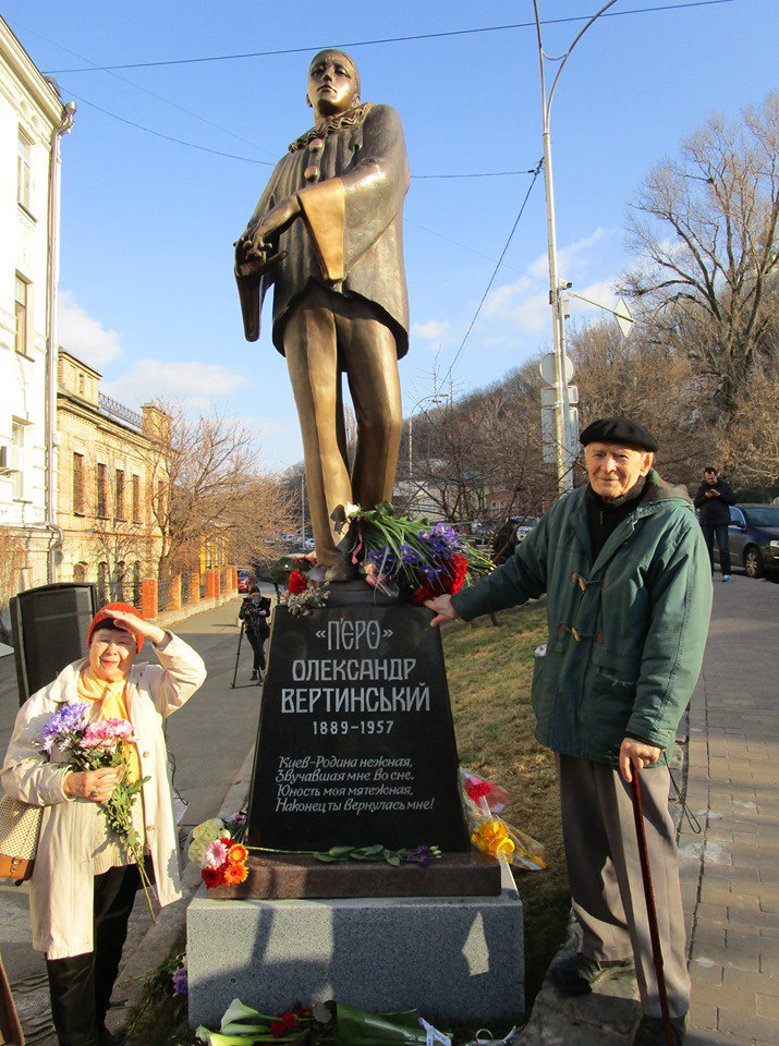 Скульптор Борис Довгань у памятника Александру Вертинскому