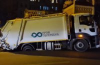 У Києві сміттєвоз провалився під землю (оновлено)