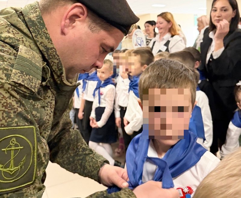 Прийняття дошкільнят до руху ‘Юні севастопольці’ за участю військових РФ, окупований Севастополь, березень 2026 року.
