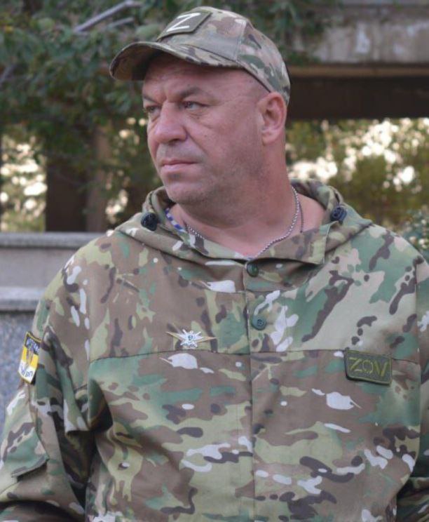 На фото: Дмитро Польський, педагог додаткової освіти Кримпатріотцентру, військовий пенсіонер, учасник війни в Сирії, керівник шкільного ВПК «Громовержець» і наставник ВПК «Ведмідь»