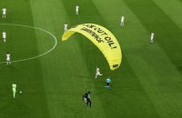 Перед матчем Евро-2020 активист Greenpeace несанкционированно спустился на парашюте в чашу стадиона и травмировал зрителей