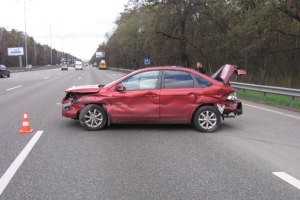 Перелякана автомобілістка врізалася у відбійник на Бориспільській трасі