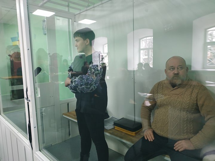 Надежда Савченко и Виктор Рубан на подготовительном заседании суда в Чернигове