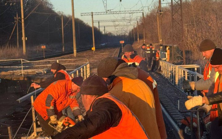 Росіяни атакували залізничну інфраструктуру у трьох областях України