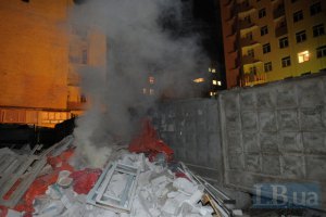 Незаконную стройку на Жилянской обносят бетонным забором под прикрытием "титушек" (обновлено)