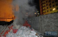 Незаконную стройку на Жилянской обносят бетонным забором под прикрытием "титушек" (обновлено)