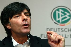 Тренер сборной Германии считает бойкот Евро-2012 бессмысленным