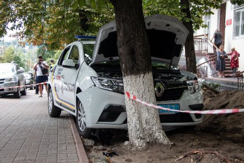 У Києві автомобіль держохорони з'їхав з проїжджої частини і врізався в дерево, водій загинув