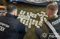 На Хмельниччині двох медиків викрили на хабарництві: у них знайшли майже 8 млн грн