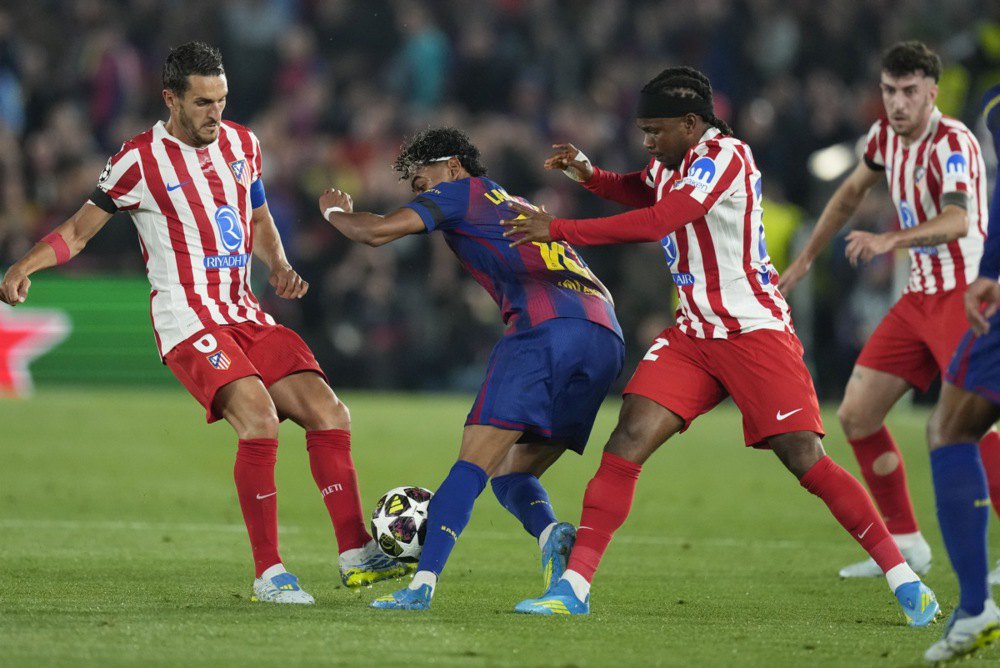 Ямаль намагається обіграти всіх суперників 