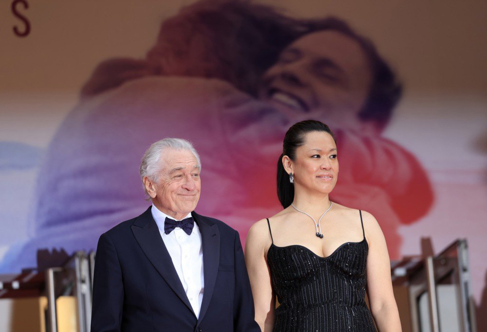 Роберт Де Ніро (зліва) і його партнерка Тіффані Чен під час церемонії відкриття 78-го Каннського кінофестивалю.