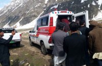 У Пакистані автобус впав у яр, загинуло щонайменше 20 осіб