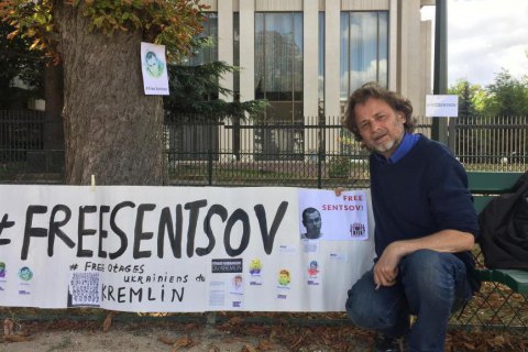 Перед посольством РФ в Париже поочередно будут голодать режиссеры в поддержку Сенцова
