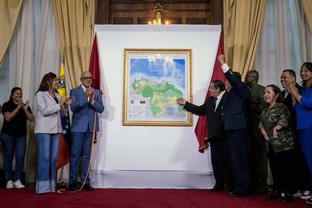 Презентація нової карти Венесуели, до якої додано Ессекібо, у штаб-квартирі Національної асамблеї в Каракасі, 8 грудня 2023 р.