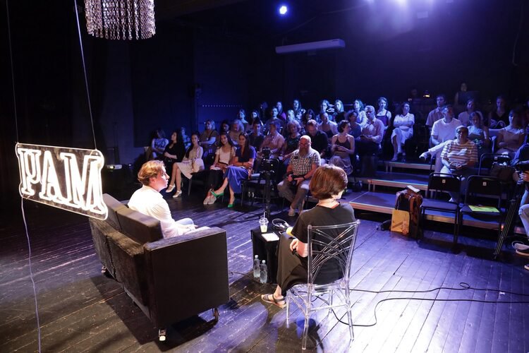 Письменник Андрій Любка та модераторка розмови Євгенія Нестерович