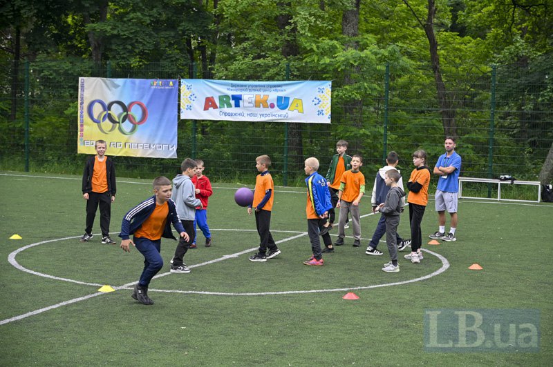 Діти під час відпочинку в Міжнародному дитячому центрі «Артек» на Київщині.