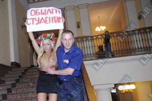 Активистка FEMEN грудью встала на защиту студентов