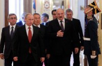 Лукашенко считает, что Путин его "переплюнул" в диктаторстве