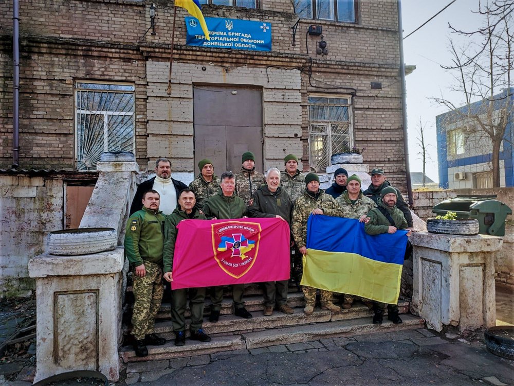 Анатолій Левченко і члени ГО Бойове братерство під час відвідин школи, що була передана ТрО