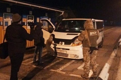 Водія мікроавтобуса затримано за перевезення громадян у РФ через окупований Крим