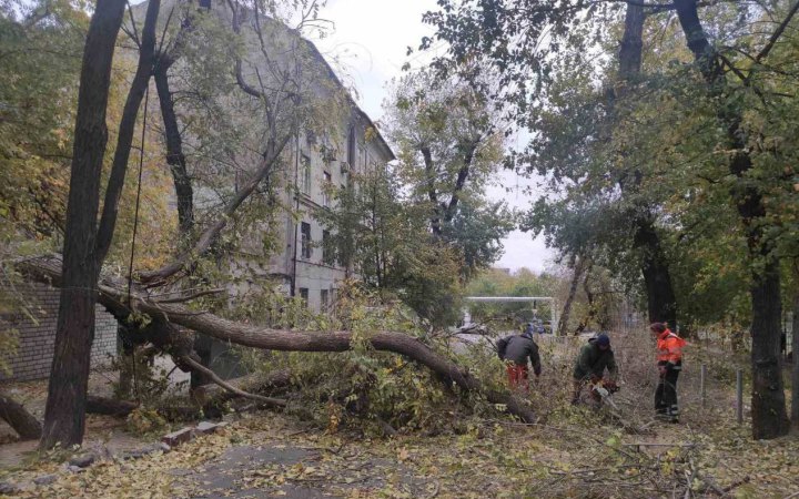 Через негоду на Дніпропетровщині без світла залишилися майже 14,5 тисяч споживачів