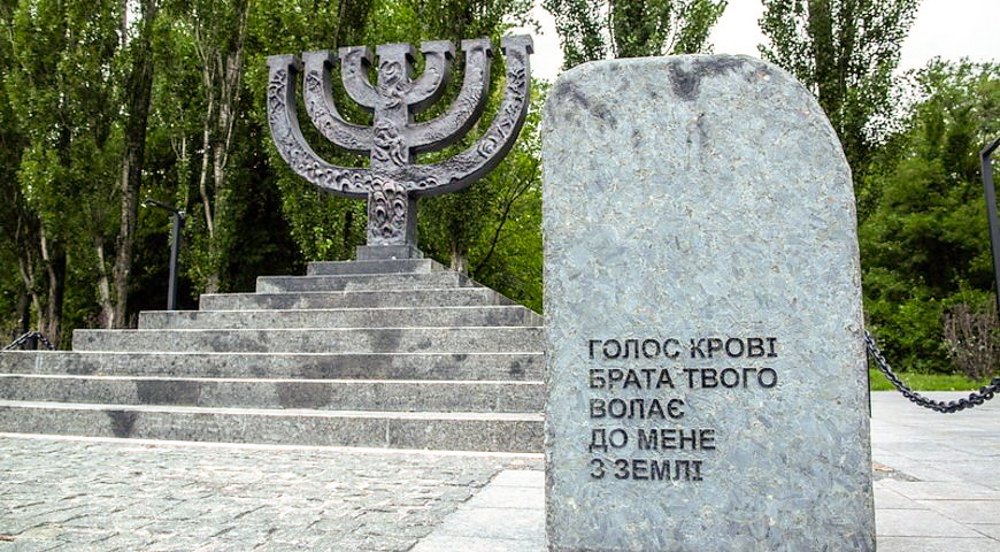 Один із пам’ятних знаків Бабиного Яру. На камені — слова з Книги Буття. Господь сказав їх Каїну, який убив
брата свого Авеля.