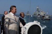 Янукович и Путин на катере осмотрели флот Украины и РФ