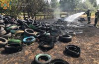 На Березняках в Киеве неизвестные подожгли шины, которые должны были утилизировать еще в апреле 