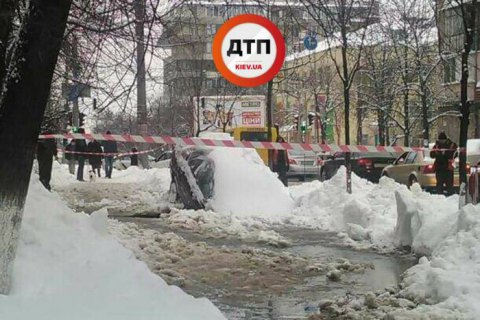 У Києві на вулиці Ольжича автомобіль провалився під землю