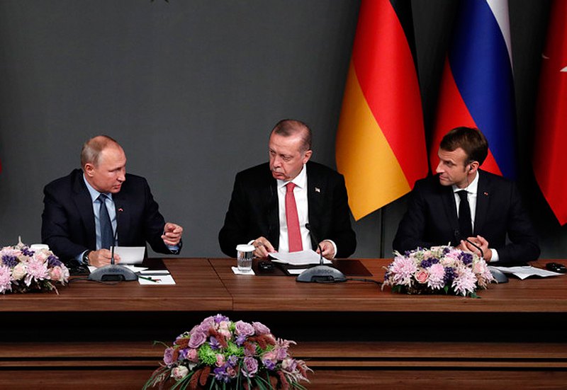 Зліва-направо: президенти РФ Владiмiр Путін, Туреччини Реджеп Таїп Ердоган і президент Франції Еммануель Макрон під час саміту
по Сирії, Стамбул,27 жовтня 2018 р.