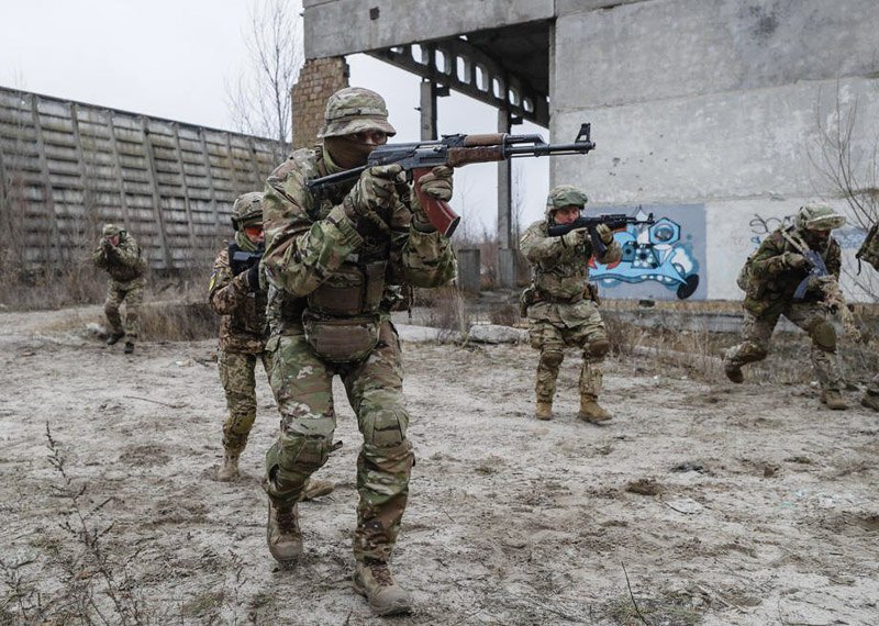 Українські резервісти під час військових навчань з тероборони на полігоні під Києвом, 18 грудня 2021 року 