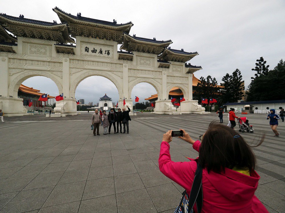 Туристи фотографуються на площі Свободи в Тайбеї, Тайвань