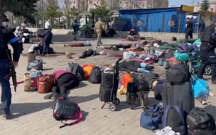 В результате российского обстрела вокзала в Краматорске погибли 57 человек, среди которых пятеро детей