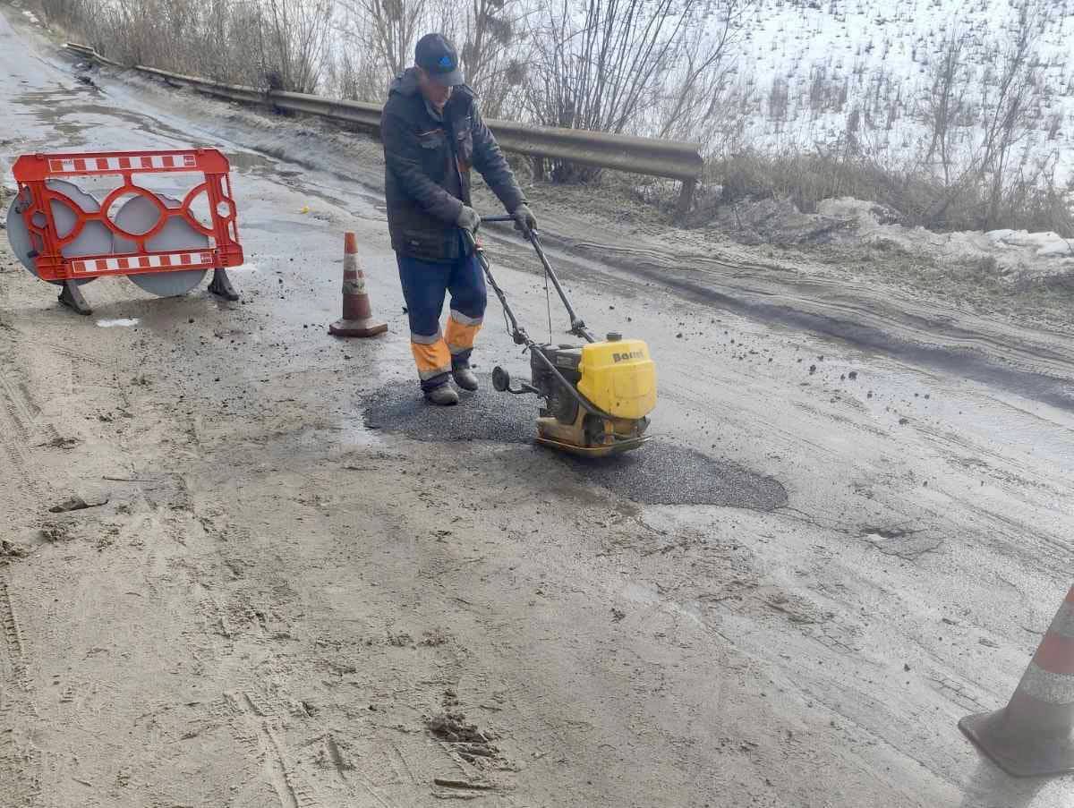 Ямковий ремонт покриття в Обухівській громаді 