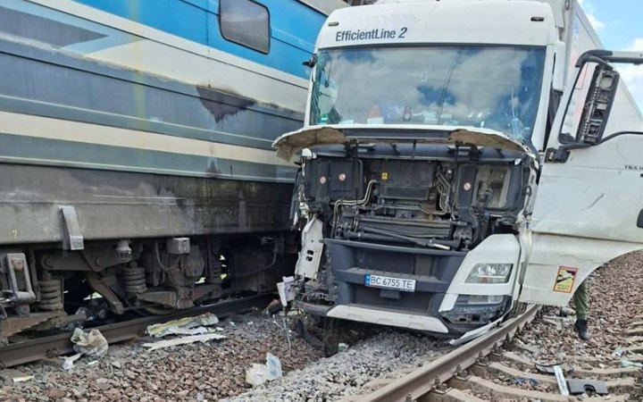 ​На Львівщині водій вантажівки врізався у локомотив потяга і втік 
