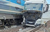 ​На Львівщині водій вантажівки врізався у локомотив потяга і втік 