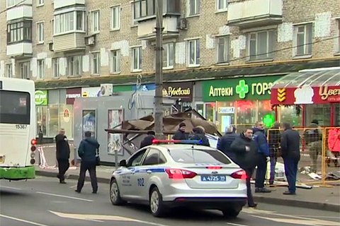 В Москве автобус въехал в остановку, пострадали 3 человека