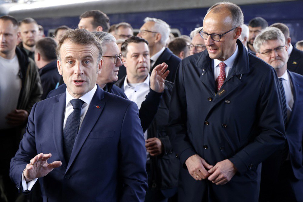 Президент Франції Еммануель Макрон (ліворуч поспереду), прем'єр-міністр Великої Британії Кір Стармер (позаду) та
канцлер Німеччини Фрідріх Мерц (праворуч) прибувають на залізничний вокзал у Києві, 10 травня 2025 року аби взяти участь у&nbsp;зустрічі європейських лідерів в українській столиці.