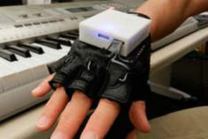 Ученые научились лечить паралич при помощи «электронной перчатки»